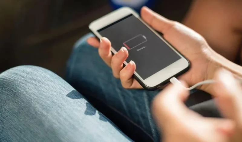 ماذا يحدث لبطارية الهاتف عند شحنها طوال اليوم؟