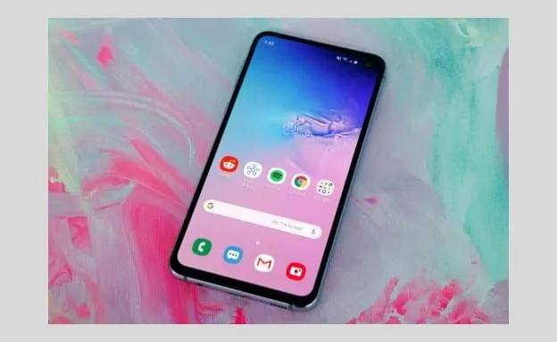 هاتف سامسونج Galaxy S10 من الأمام والخلف